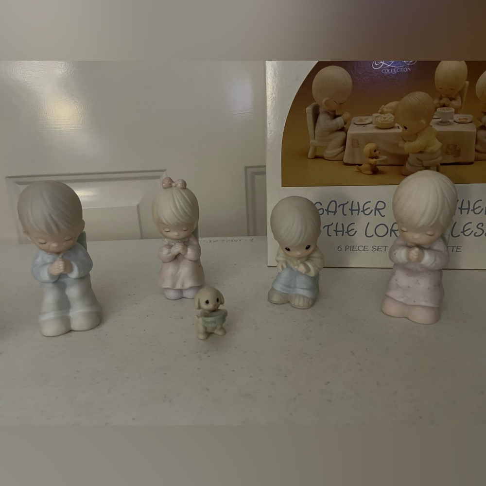 Precious Moments We Gather Together Figurine Set - Picture 8 of 10